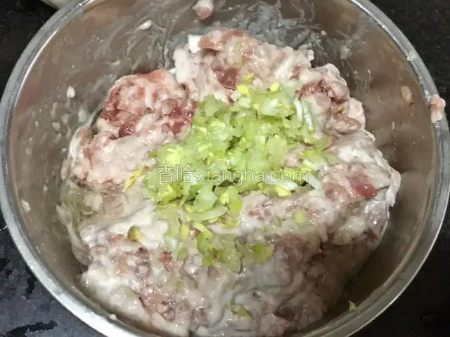 加入姜葱蒜末、盐、酱油抓匀