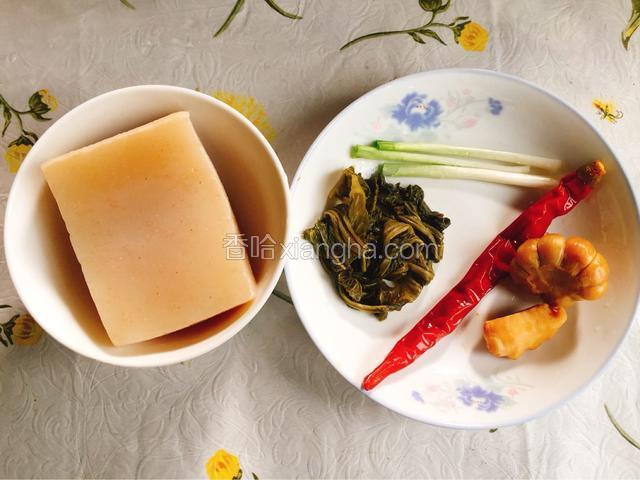 准备食材。各种泡菜捞起来之后用水冲洗一下。