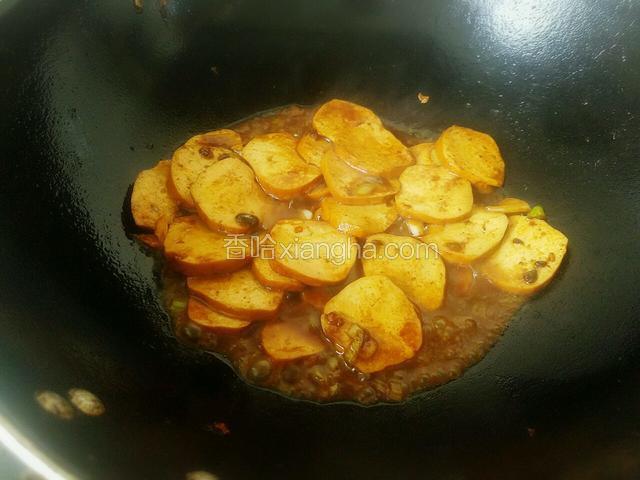 锅中添小半碗水，将素鸡稍微煮一下，让豆瓣酱的味道融入到素鸡中。