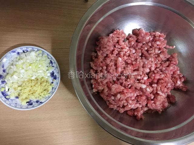 新鲜猪肉馅半斤左右，葱、姜适量切成碎末备用。