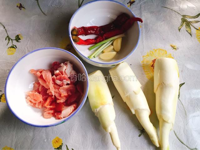 准备好食材。（我准备的瘦肉是已经切好的片）