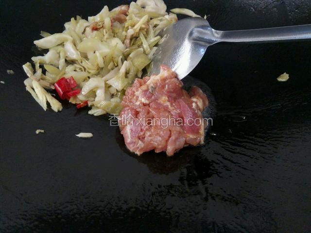 把酸菜放一边，把瘦肉下去炒（瘦肉下锅时，锅底要有少许的油）