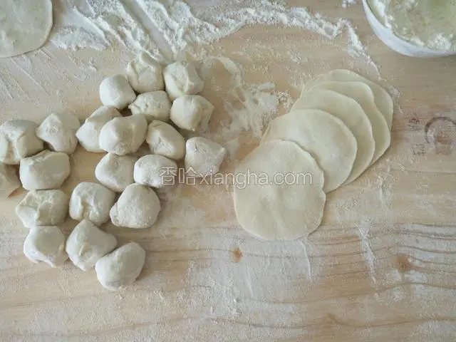 擀成中间厚边缘薄的饺子皮