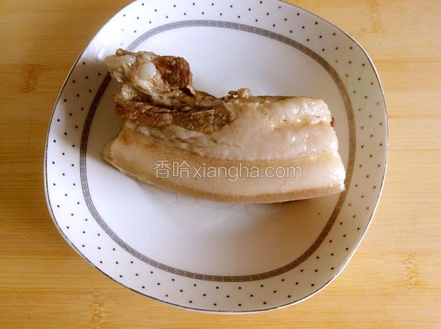 取出炖好的五花肉，放入盘中待凉