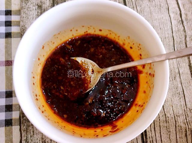 蒜泥碗中加1小勺辣椒油、鸡精和酱油调成酱汁