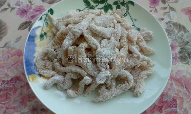 然后再一条条裹上淀粉