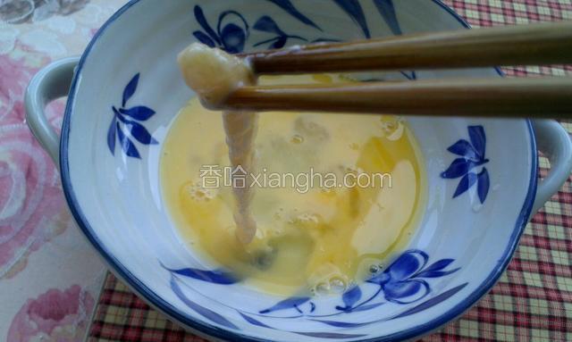 鸡蛋打碗里搅匀，把裹了淀粉的鸡柳再裹上蛋液放到面包糠里
