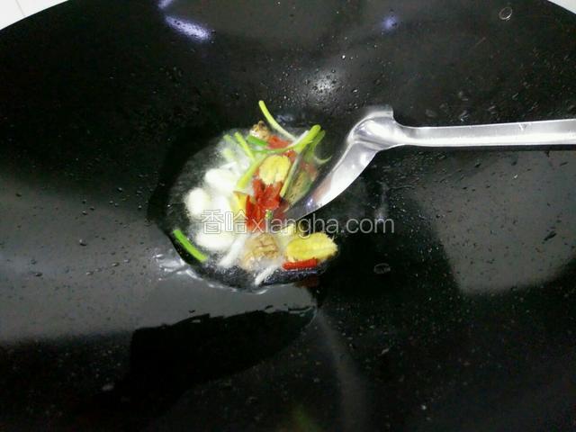 锅烧干下油把葱姜蒜，辣椒爆出香味，