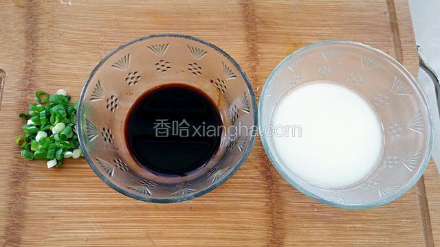 利用煮豆腐的时间调酱汁:取一个小碗放入老抽、糖和盐，再添入适量清水搅拌均匀。 再用一个小碗调好水淀粉，把小葱切葱花备用。