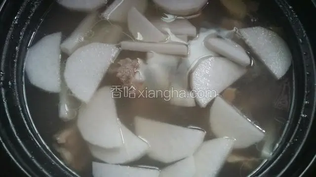 一个小时后放入萝卜再煮20分钟即可