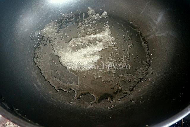 锅下底油  放下糖