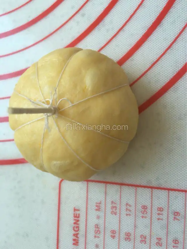 把线头收起来在中间点打成松松的结，一个小南瓜就出来了