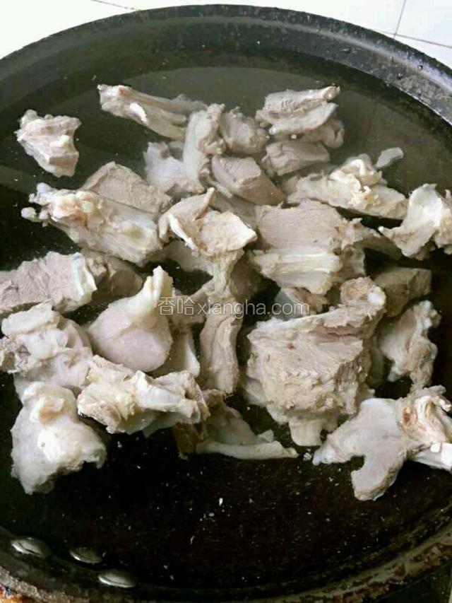 撇去肉末的肉锅子，继续煮20分钟.