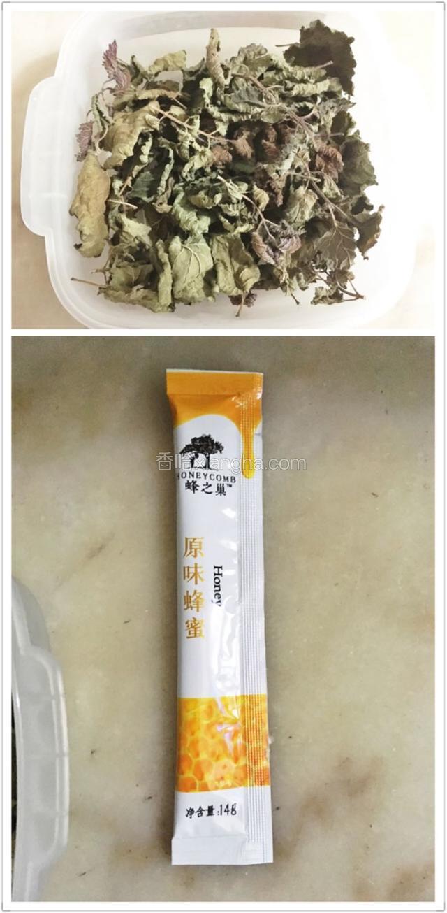 准备干薄荷叶和蜂蜜。水烧开。