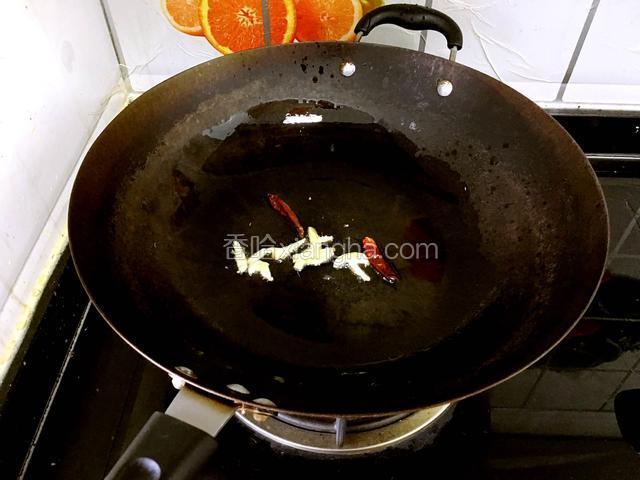 锅中坐油，爆香辣椒、姜丝、蒜片。