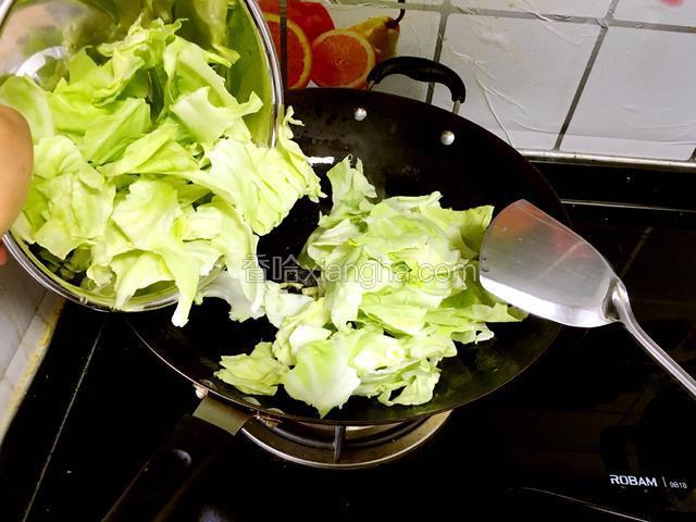倒入包菜翻炒。