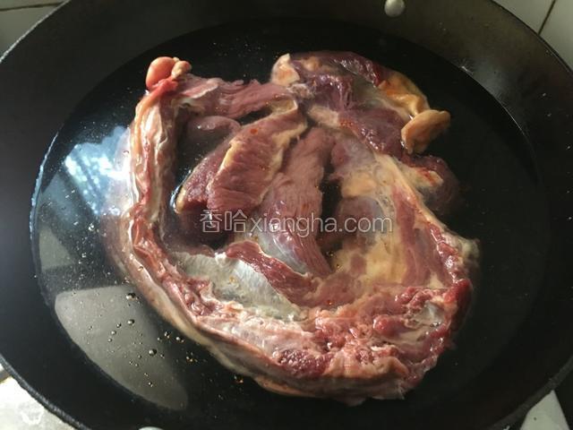 新鲜牛肉入清水里煮5-10分钟。我婆婆买了2斤回来炖。加入姜片。