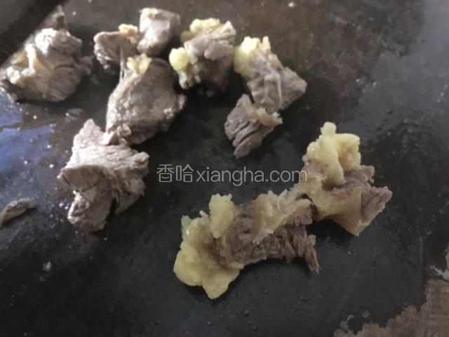 不烫手后，用刀切成小块。