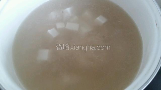 加入豆腐，继续煮