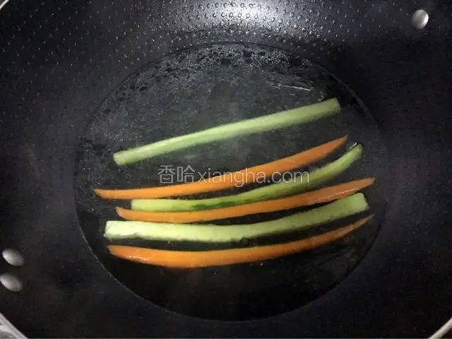 锅中倒入适量清水烧开后放入油和盐，再放入胡萝卜、黄瓜焯熟