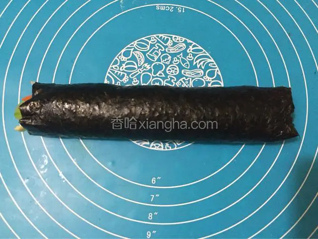 卷到最后海苔处用清水沾一下，卷起捏紧