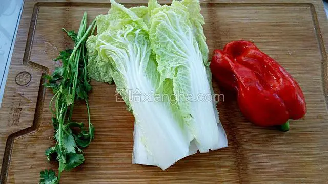 把所需食材洗净备用。