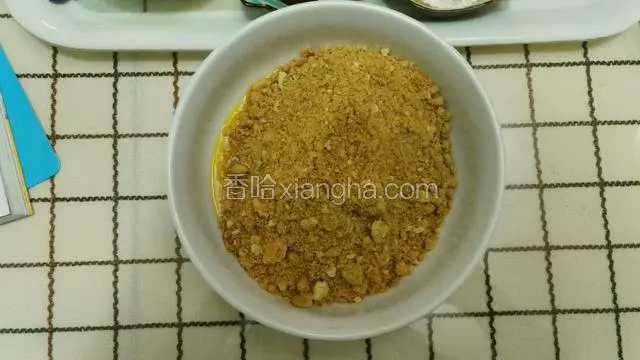 黄油隔水融化后，加入压碎的消化饼干～