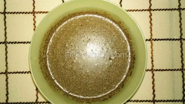 咖啡粉加入到牛奶里备用～