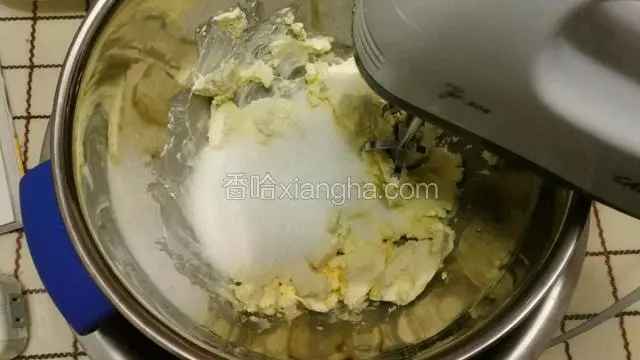 奶酪隔水融化，加细砂糖用电动打蛋器搅打顺滑～