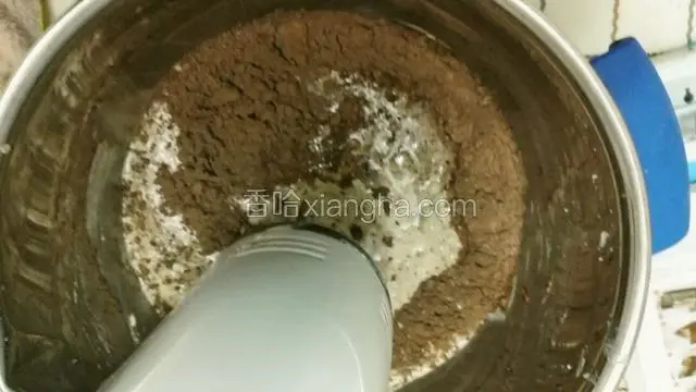 将可可粉与低筋面粉混合筛入，搅打均匀备用～