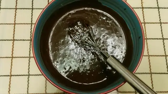 取三分之一芝士糊加入到黑巧克力液里，用手动打蛋器搅拌均匀～
