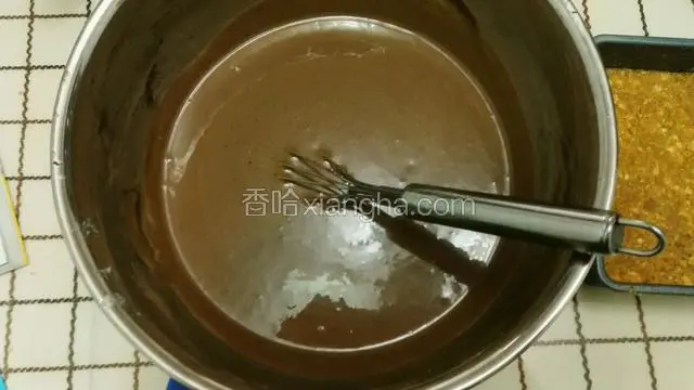 将搅拌均匀的黑巧克力糊再倒入芝士糊里，搅拌均匀～