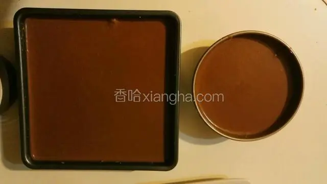 倒入模具，我做了一个15公分方模，两个四寸圆模～