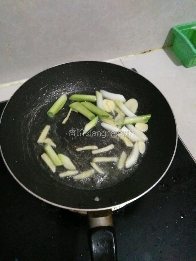锅中倒入油，放入葱姜蒜爆香。