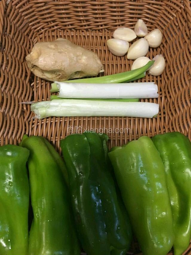 青椒四个，大葱1根，生姜一块，大蒜适量。