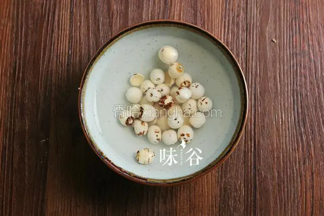 莲子浸泡1小时。