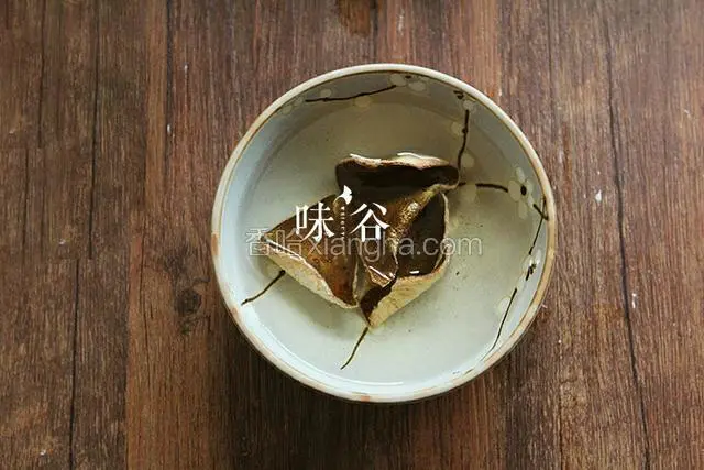 陈皮泡15分钟后，切成细条。