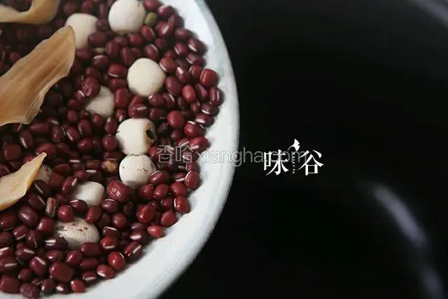 把红豆还有陈皮、莲子、百合放入锅中，加适量清水，按煲汤键煮1个半小时。（压力锅的话烧开后煮40分钟就可以了）