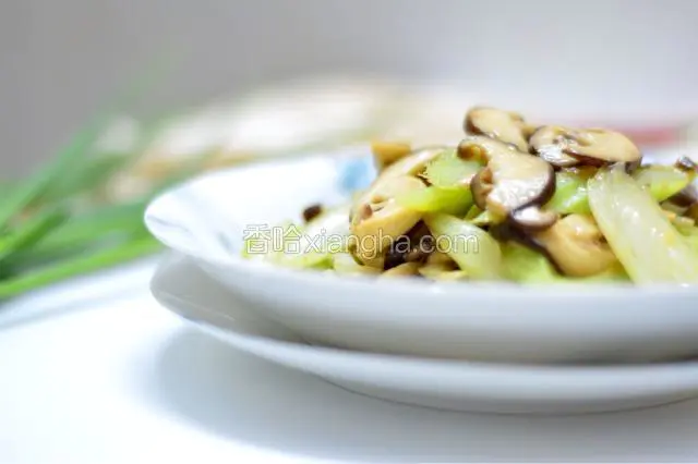 芹菜炒香菇