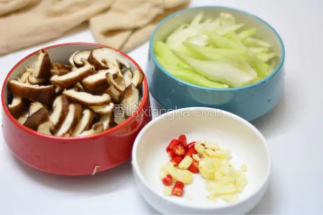 将食材洗净切好备用。
