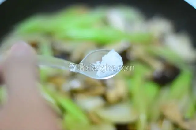 起锅前放入调味料翻炒一会便可起锅。