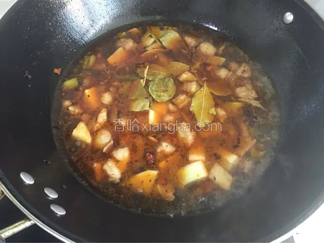 倒入料酒，放胡椒粉，加入开水没过羊肉，放入八角和香叶，盖上锅盖炖半个小时左右，炖至汤汁浓厚，放入盐和鸡精调味即可