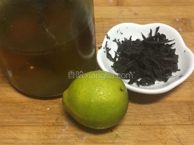 准备好蜂蜜，柠檬红茶，柠檬切片