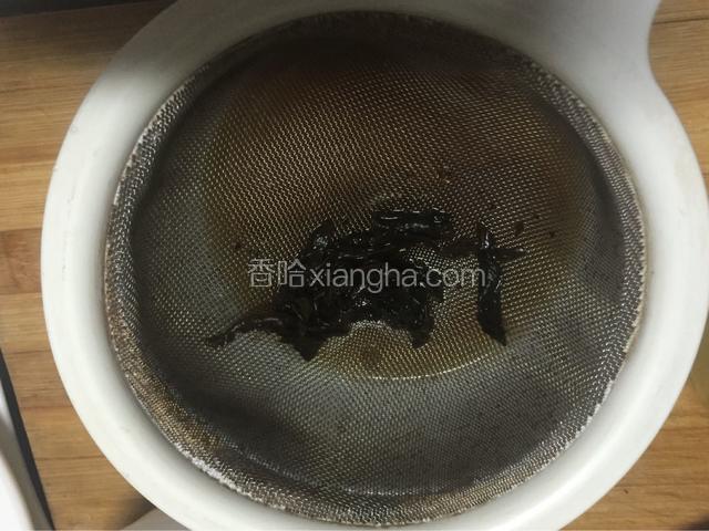 过滤掉红茶叶，留汁水，和冷藏过的蜂蜜柠檬汁混合