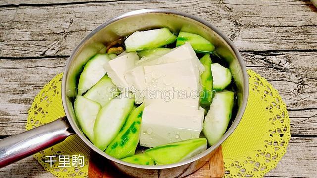 再下豆腐，水再沸后中火煲5分钟