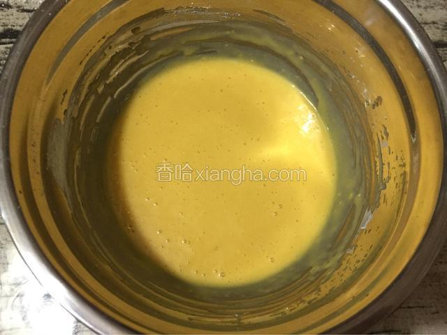 拌好的蛋黄糊，电饭煲按煮饭键预热，内胆也要一起放进去预热