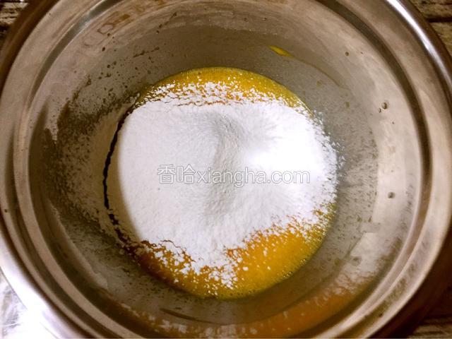 低筋面粉和玉米淀粉混合后筛入（分两次筛入，每次筛入都要拌匀才能再筛入下一次）