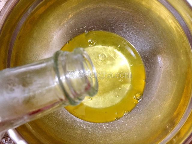 蛋清加入白醋，用电动打蛋器打成粗泡