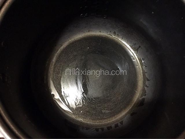 取出电饭锅内胆底部刷一层薄薄的玉米油