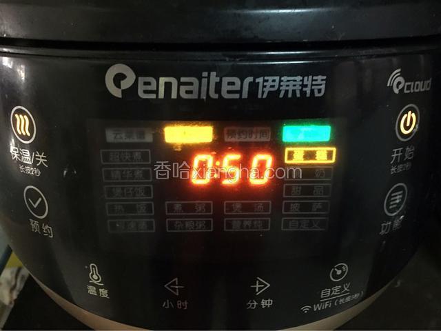 放入电饭煲中，按“蛋糕”键，50分钟